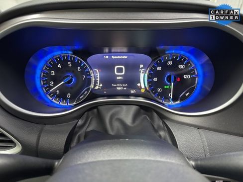 Used 2023 Chrysler Pacifica Touring-L image 15