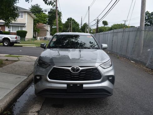 Used 2025 Toyota Highlander LE FWD image 3