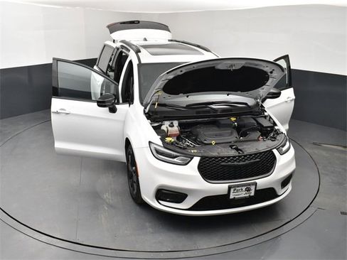 Used 2024 Chrysler Pacifica Limited w/ Uconnect Theater Family Group image 25