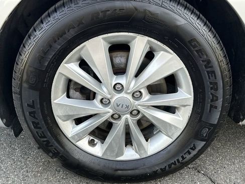 Used 2017 Kia Sedona LX w/ LX Essentials Premium Package image 10