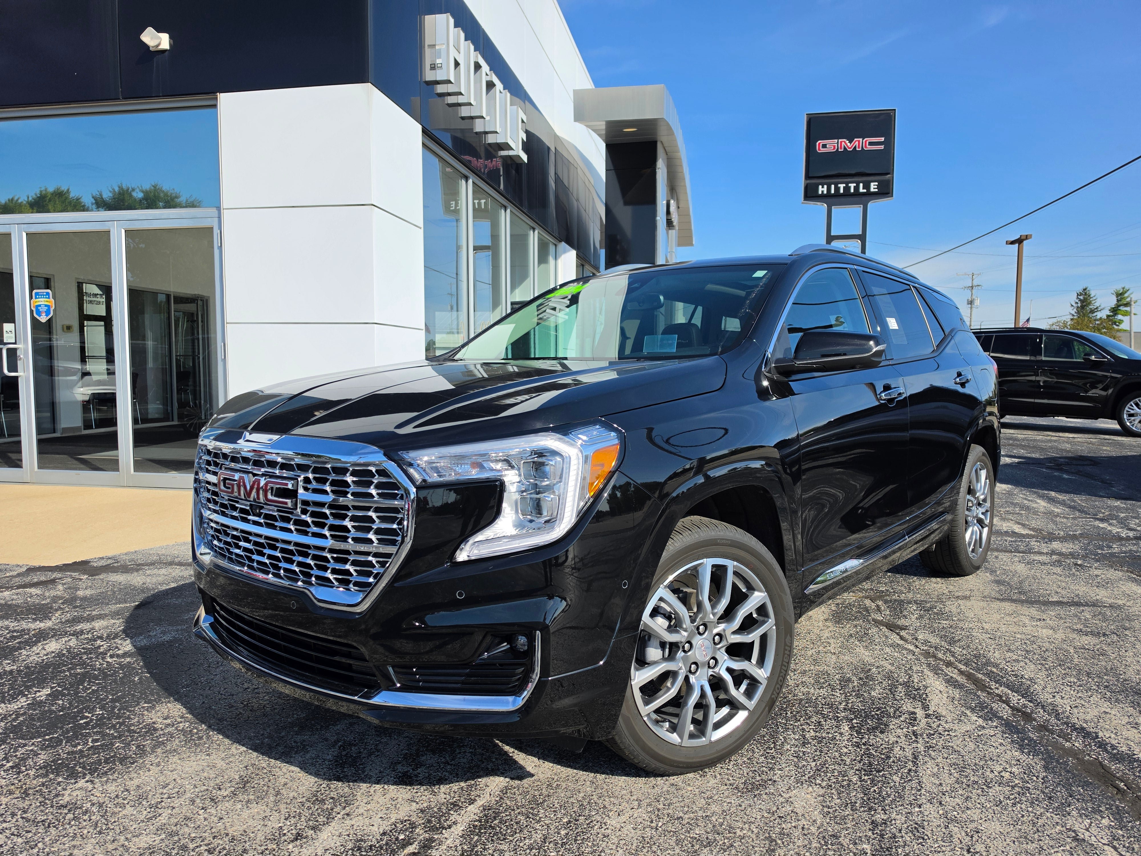 Used 2024 GMC Terrain Denali w/ Denali Premium Package AWD/4WD image 1
