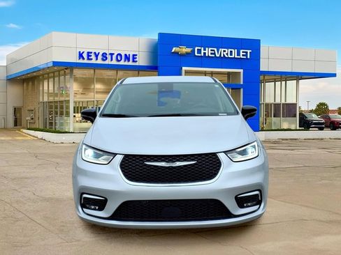 Used 2024 Chrysler Pacifica Touring-L FWD image 2