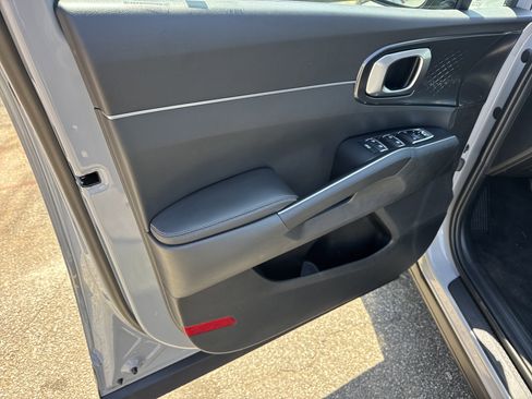 Used 2025 Kia Sorento EX w/ Panoramic Sunroof Package image 10