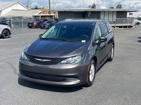 Used 2023 Chrysler Voyager LX FWD image 3