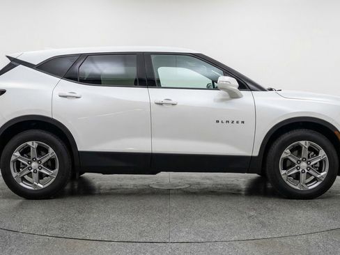 Used 2025 Chevrolet Blazer LT FWD image 11