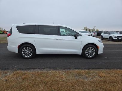 New 2026 Chrysler Pacifica Select
