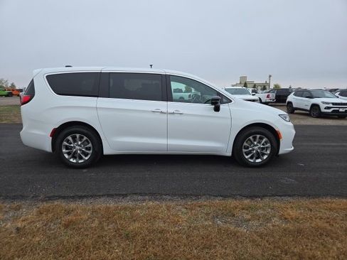 New 2026 Chrysler Pacifica Select image 1