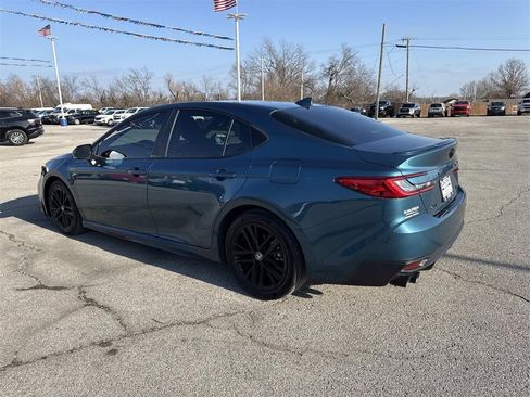 Used 2025 Toyota Camry SE image 3