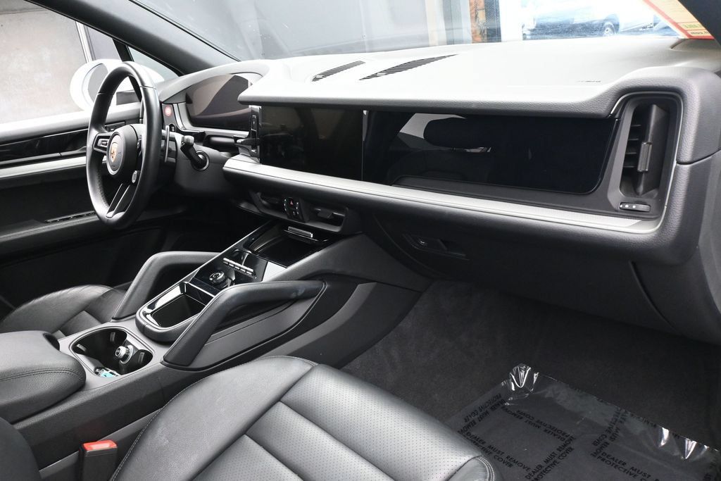 Used 2025 Porsche Cayenne AWD/4WD image 53