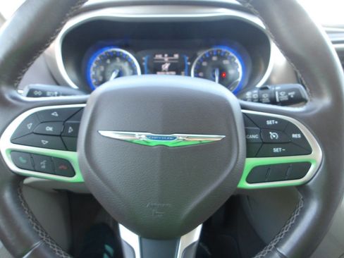 Used 2017 Chrysler Pacifica Touring-L image 13