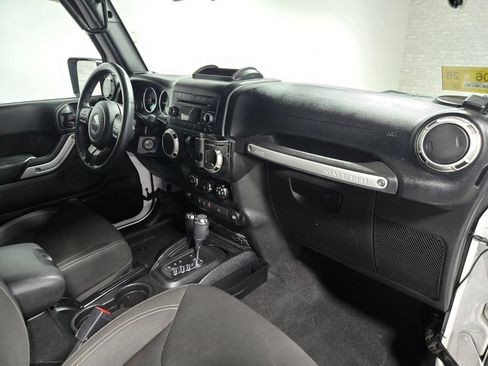 Used 2017 Jeep Wrangler Sahara w/ Connectivity Group AWD/4WD image 39