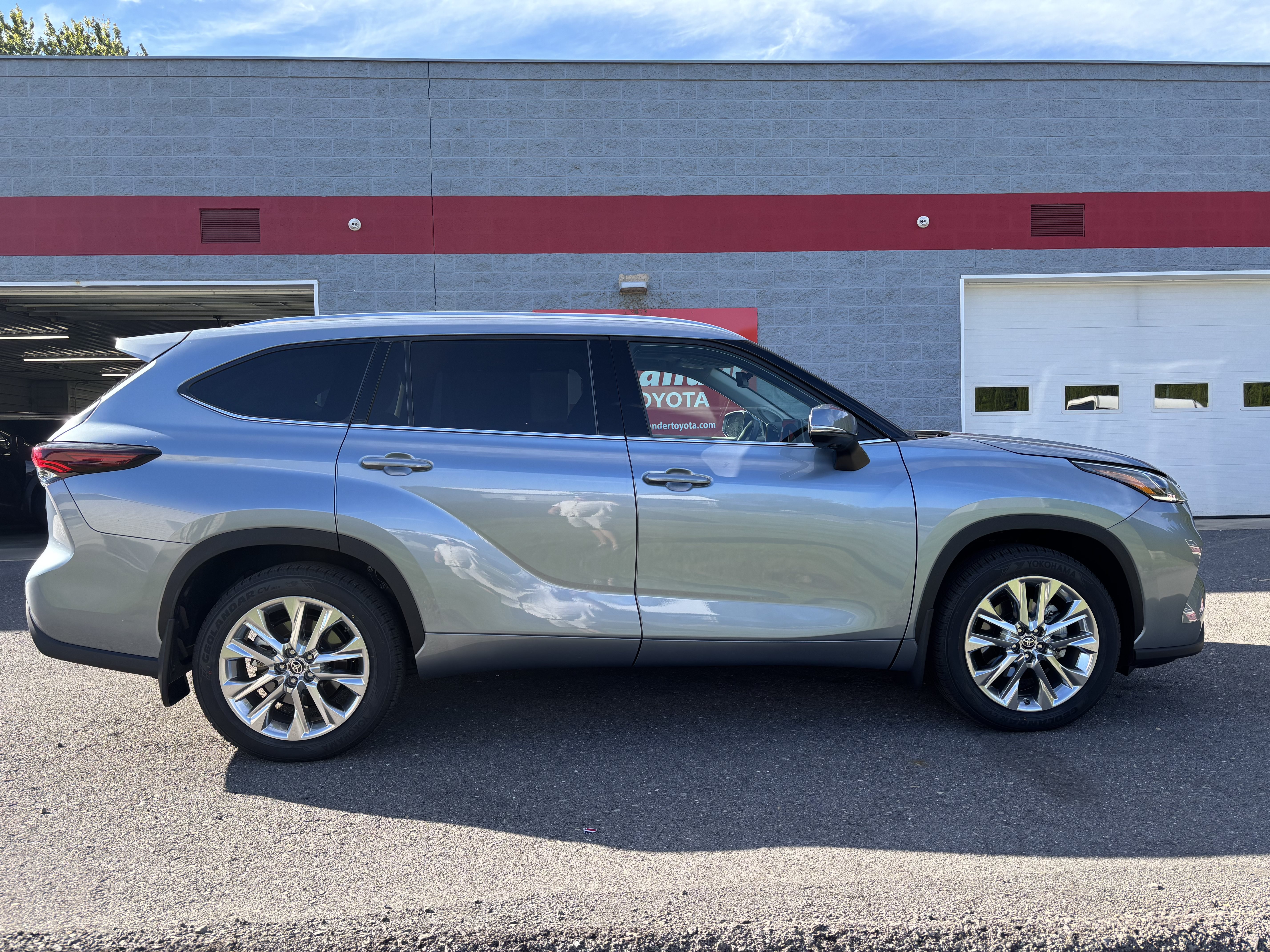 Used 2024 Toyota Highlander Limited AWD/4WD image 2