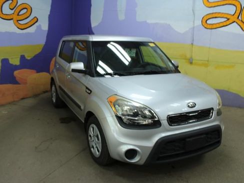 Used 2013 Kia Soul FWD image 2