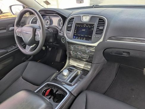 Used 2022 Chrysler 300 Touring w/ Sport Appearance Package image 31