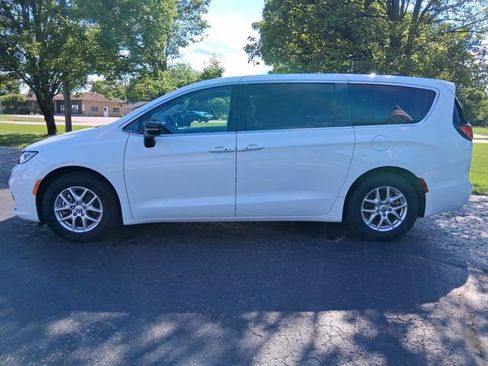 Used 2024 Chrysler Pacifica Touring-L FWD image 3