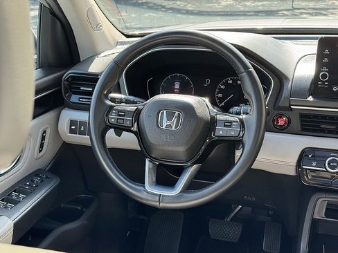 Used 2023 Honda Pilot Touring image 17