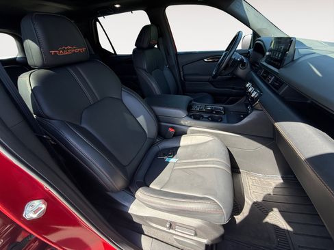 Used 2025 Honda Pilot TrailSport image 19