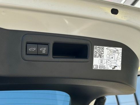 Used 2022 Toyota Venza XLE image 24