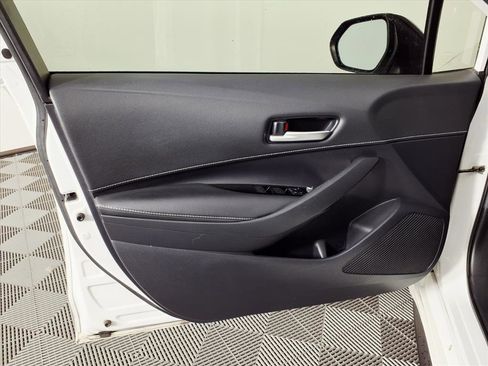 Used 2020 Toyota Corolla Hatchback image 16