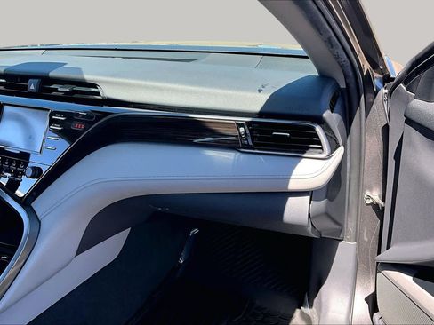 Used 2019 Toyota Camry LE FWD image 18