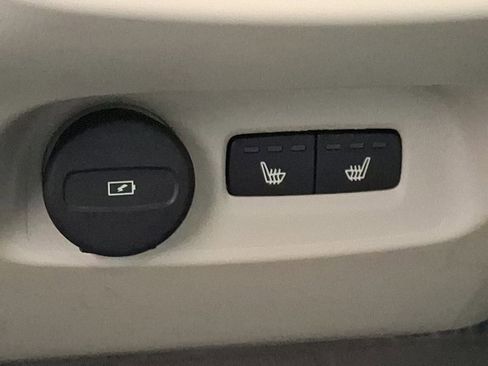 Used 2025 Volvo XC40 B5 Ultra w/ Climate Package image 10