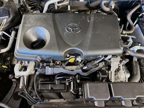 Used 2021 Toyota RAV4 XLE w/ Convenience Package FWD image 39