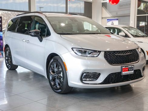 New 2026 Chrysler Pacifica Select image 3