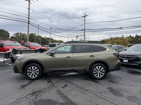 Used 2020 Subaru Outback Premium image 3