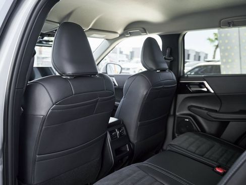 New 2025 Mitsubishi Outlander SE image 24