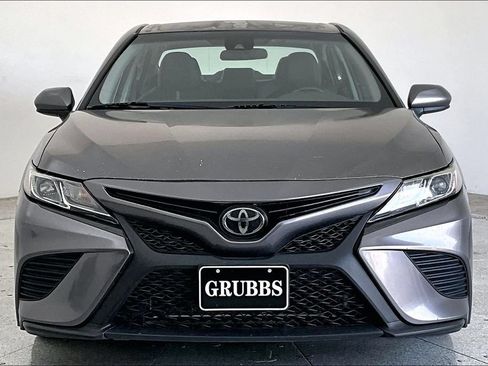 Used 2020 Toyota Camry SE FWD image 3