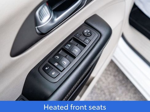 Used 2024 Chrysler Pacifica Select image 20