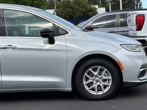 Used 2024 Chrysler Pacifica Touring-L FWD image 35