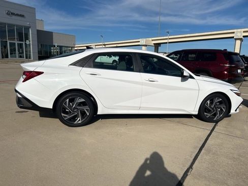 Used 2025 Hyundai Elantra SEL image 13
