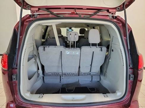Used 2018 Chrysler Pacifica LX image 7