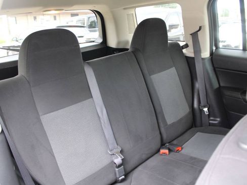 Used 2017 Jeep Patriot Latitude FWD image 11
