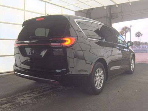 Used 2025 Chrysler Pacifica Select FWD image 3