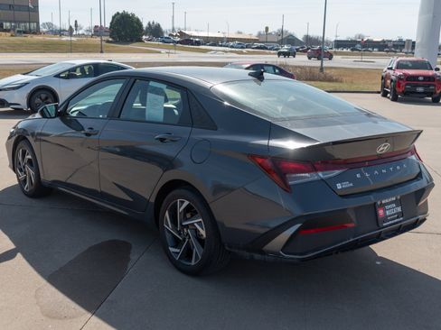 Used 2025 Hyundai Elantra Sport image 18