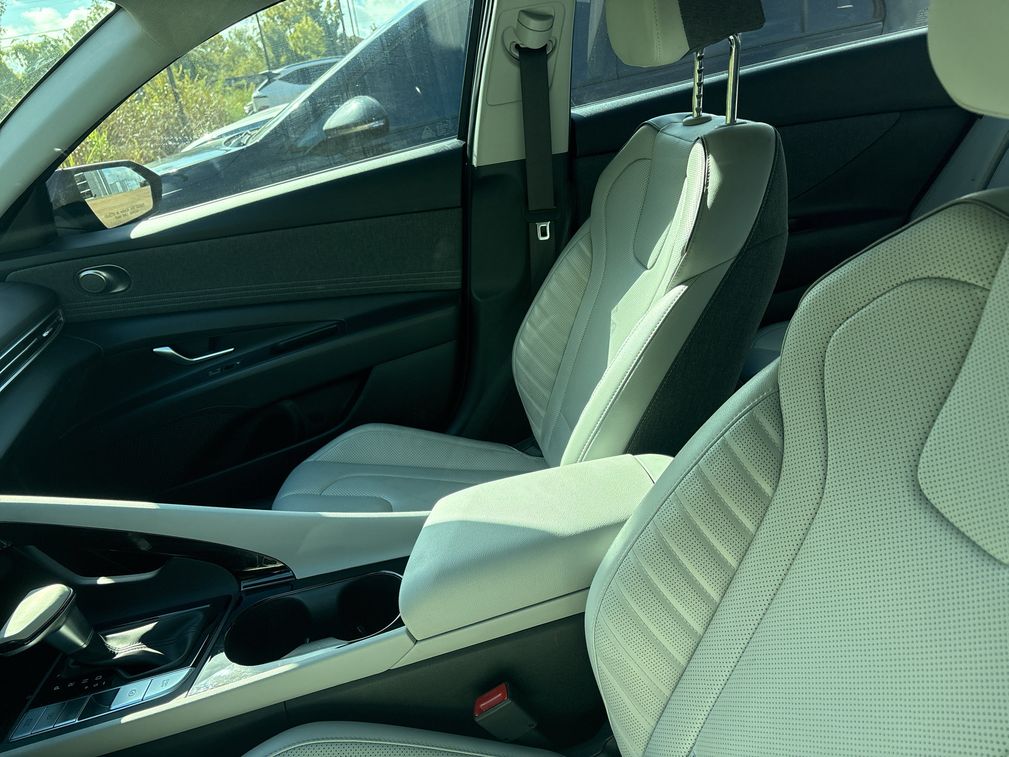 Used 2025 Hyundai Elantra Limited FWD image 3