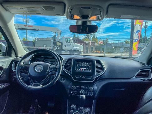 Used 2019 Jeep Cherokee Latitude Plus AWD/4WD image 3