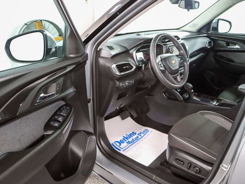 Used 2023 Chevrolet TrailBlazer LT FWD image 3