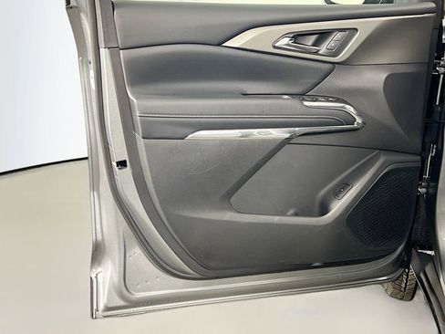 Used 2025 Chevrolet Traverse LT image 18