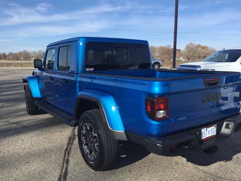 Used 2025 Jeep Gladiator Sport w/ Premium Package image 9