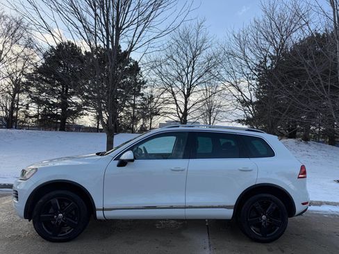 Used 2013 Volkswagen Touareg Sport image 16