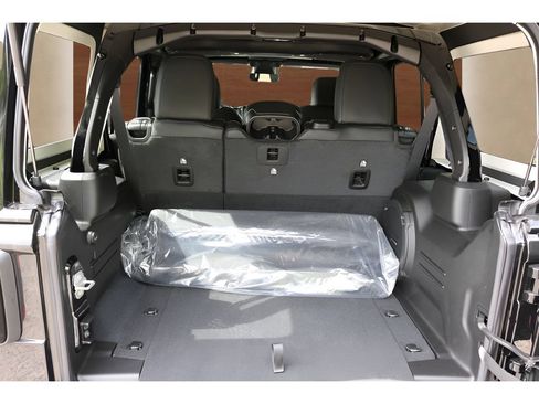 Used 2026 Jeep Wrangler Unlimited Rubicon AWD/4WD image 19