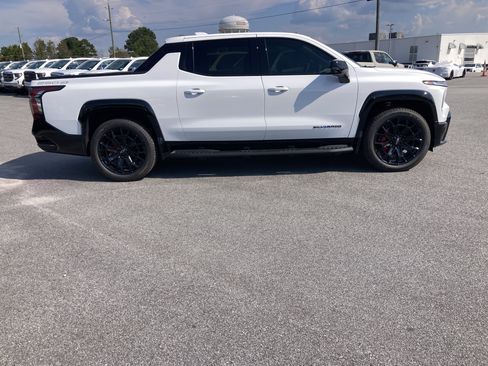 New 2026 Chevrolet Silverado EV 4x4 Crew Cab image 4