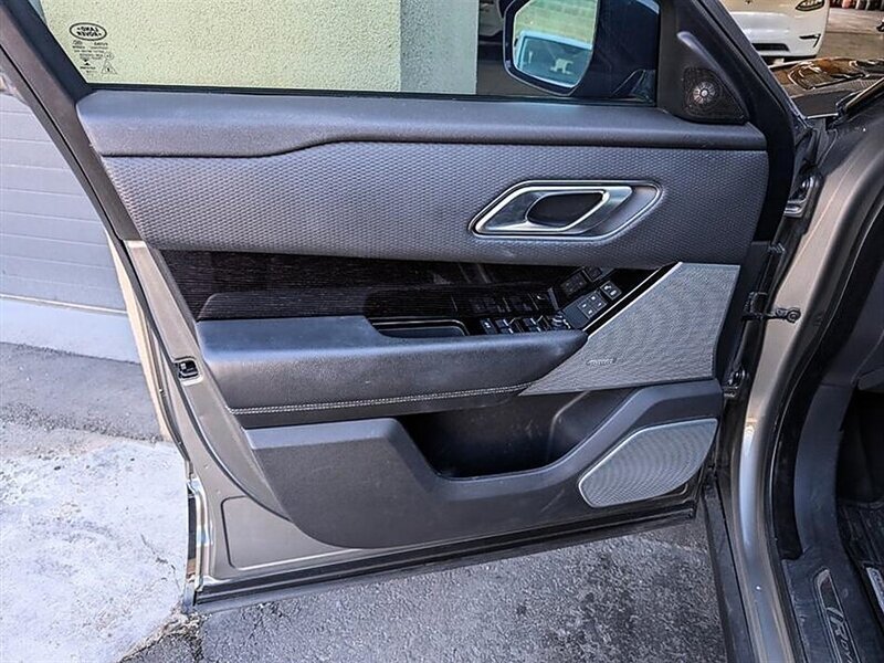 Used 2019 Land Rover Range Rover Velar R-Dynamic SE AWD/4WD image 18
