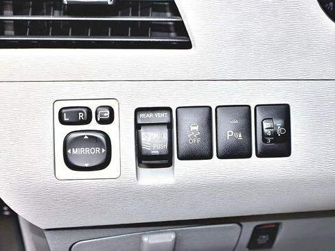 Used 2011 Toyota Sienna Limited image 13