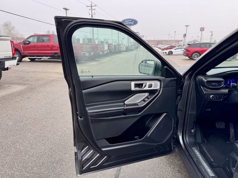 Certified 2020 Ford Explorer Platinum w/ Premium Technology Package image 13