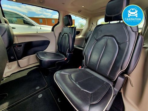 Used 2023 Chrysler Pacifica Limited image 7