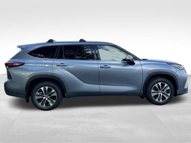Used 2022 Toyota Highlander XLE AWD/4WD image 6